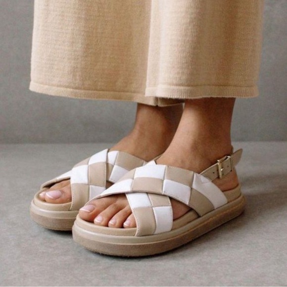 ALOHAS chunky checkered sandals! 🤍🤎 - Picture 3 of 4